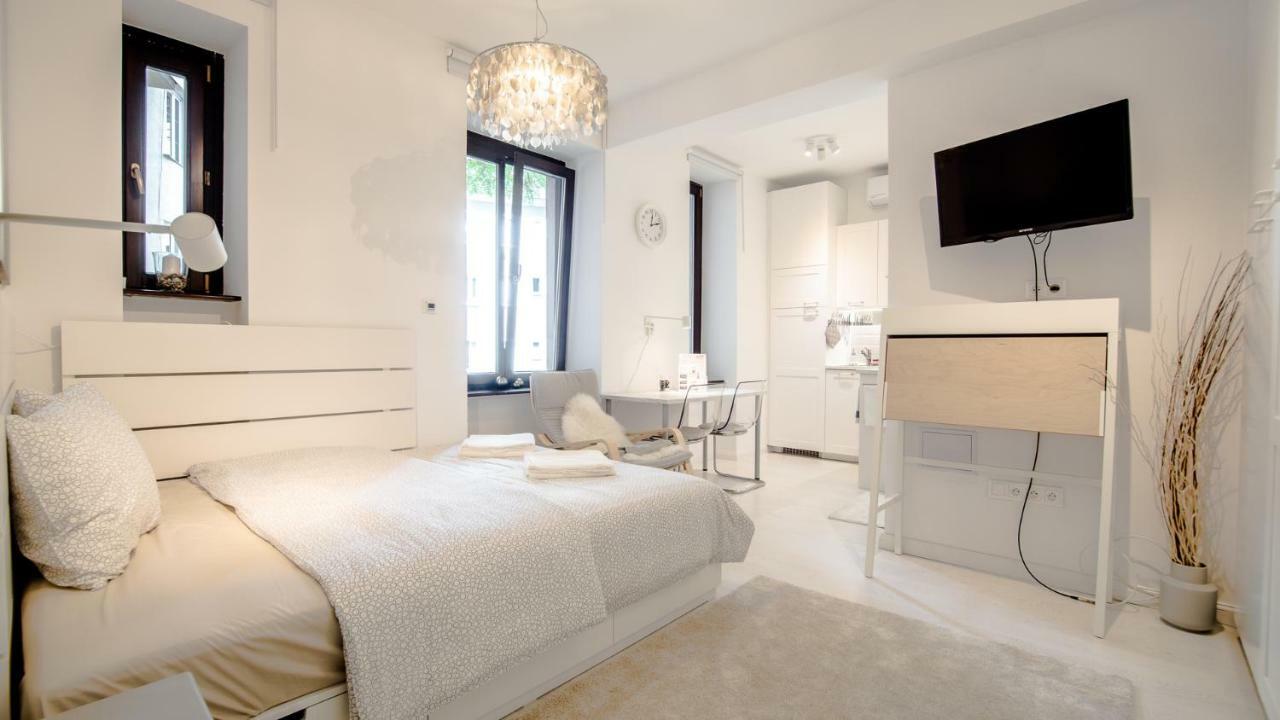 White Apartments With Ac By Kovee Bratislava Room photo